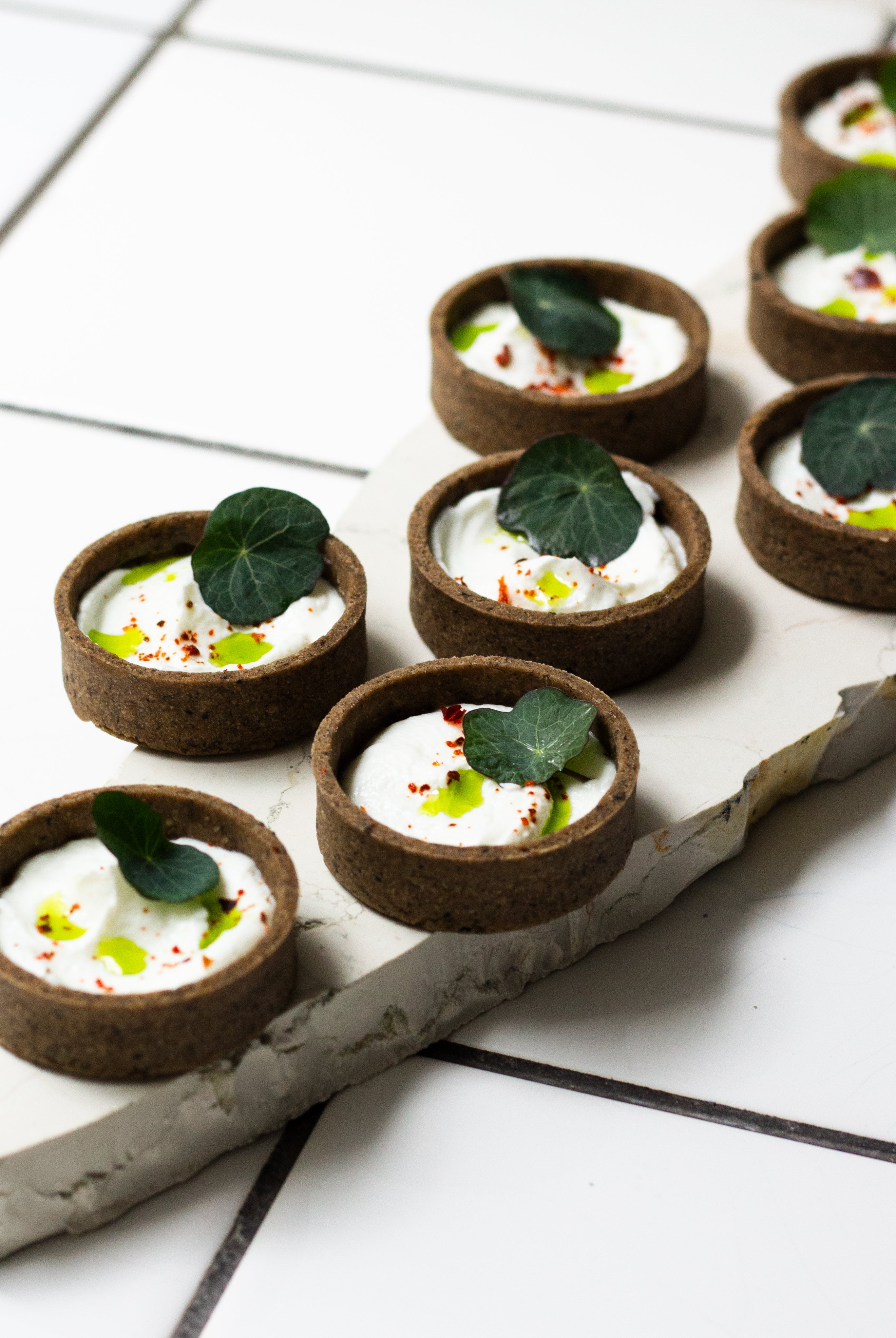 Cocktailpala, vegaaninen, tuotekuva, Lucky Tart, Meri-Tuuli Väntsi, Pipsa Hurmerinta, catering, pitopalvelu, glutteniton