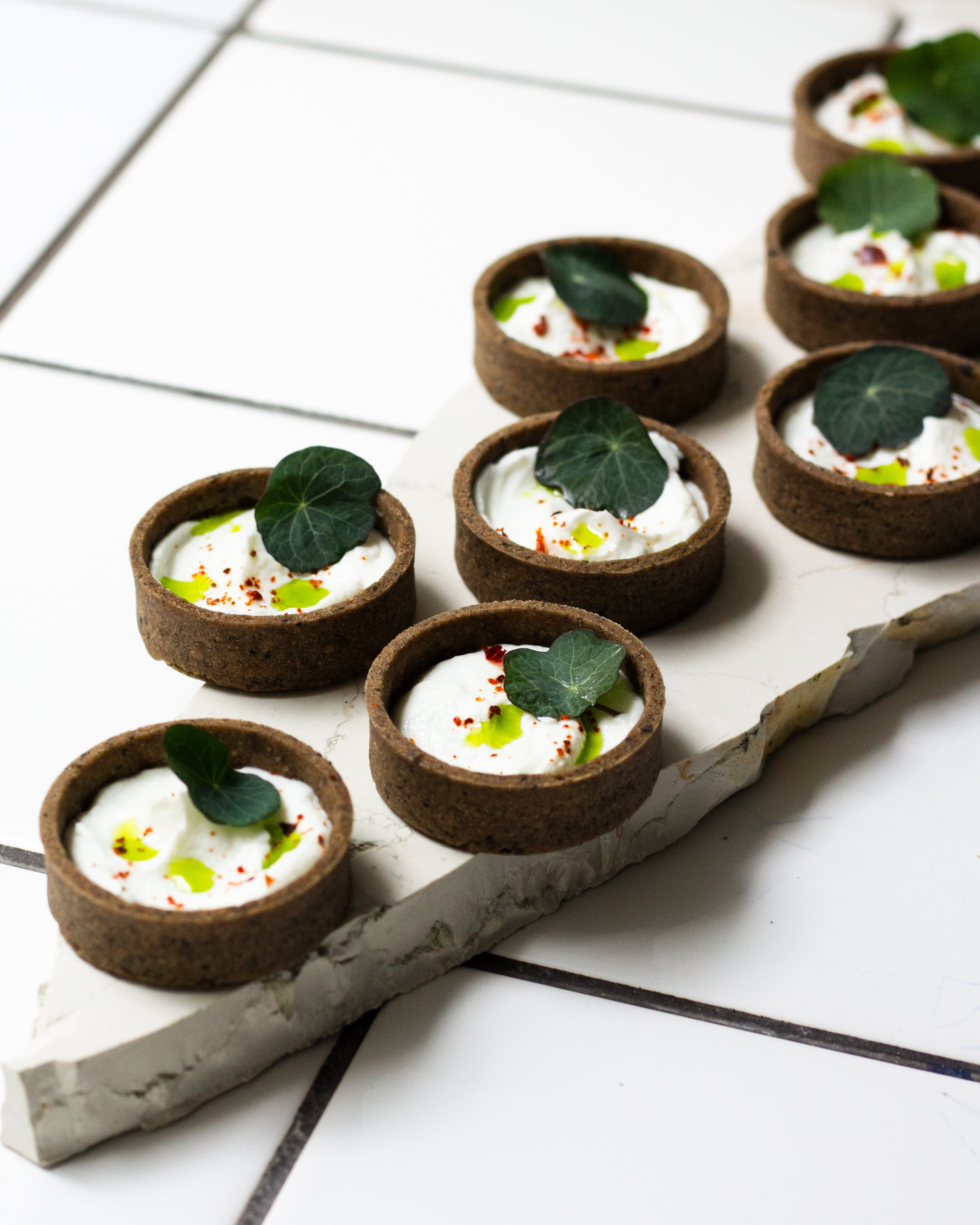 Cocktailpala, vegaaninen, tuotekuva, Lucky Tart, Meri-Tuuli Väntsi, Pipsa Hurmerinta, catering, pitopalvelu, glutteniton