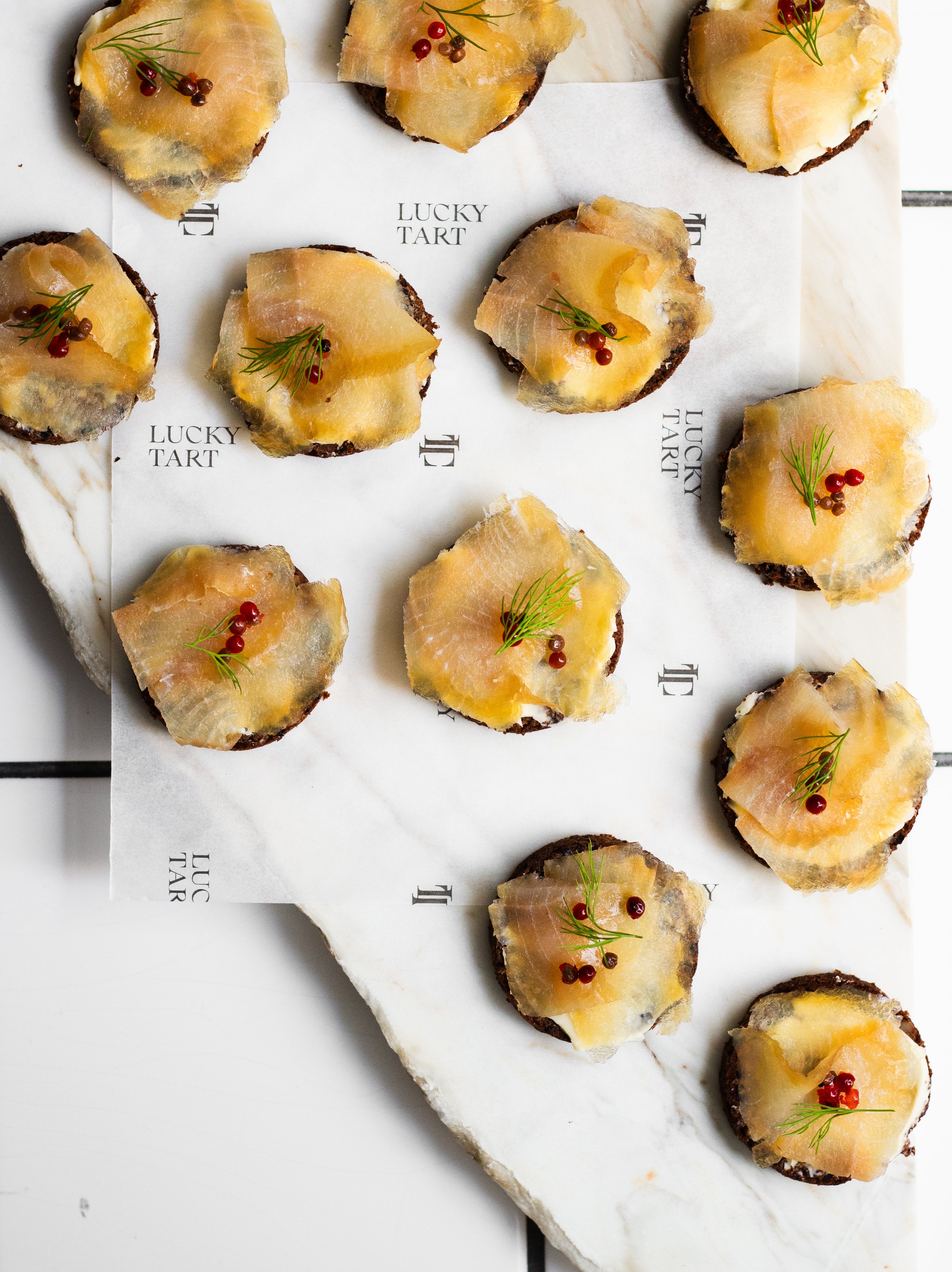 Kylmäsavu, hauki, cocktailpala, saaristolaisleipä, Lucky Tart, Meri-Tuuli Väntsi, Pipsa Hurmerinta, catering, pitopalvelu